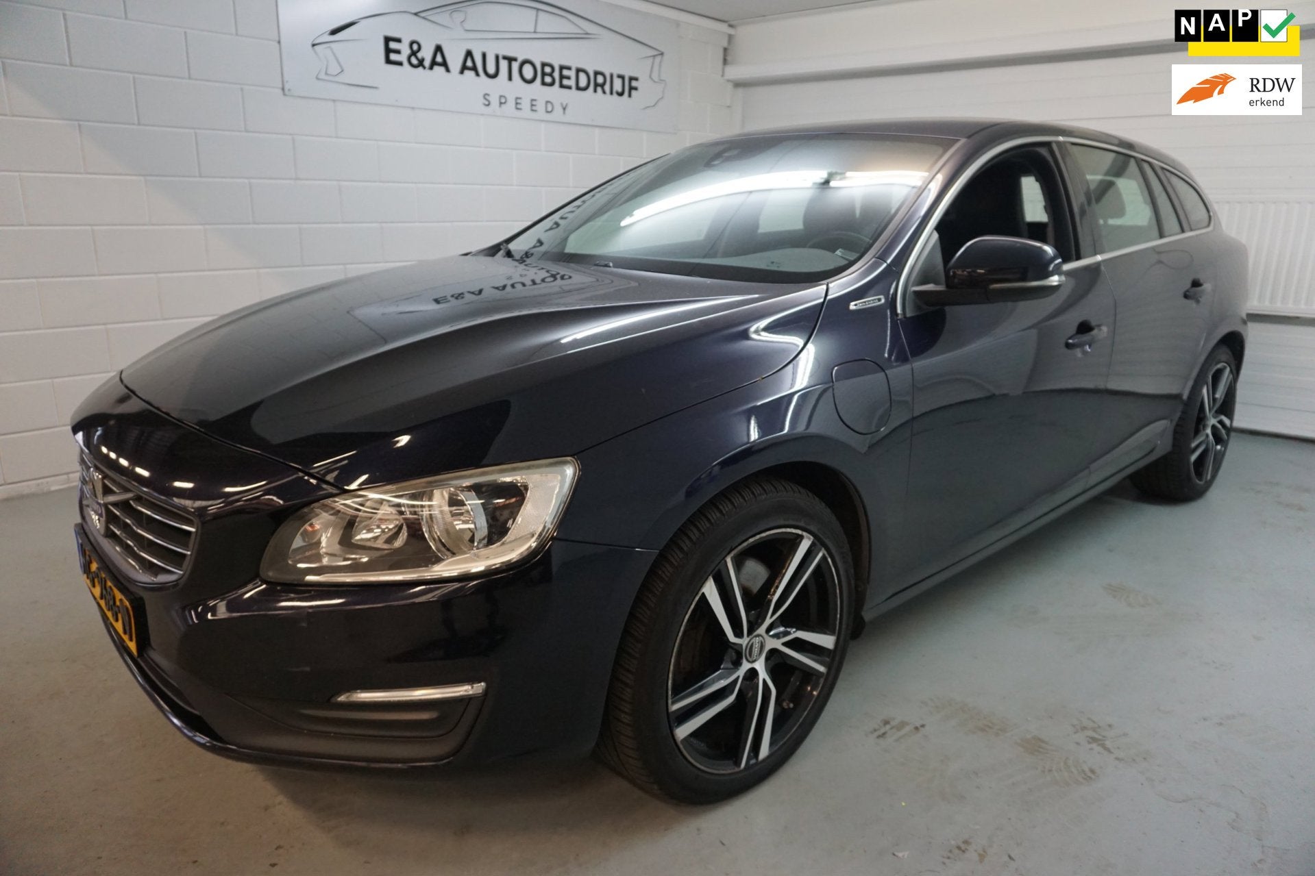 Volvo V60 2.4 D6 Twin Engine Momentum /NIEUWE AIRCO, Auto's, Euro 6, Blauw, Leder en Stof, Vierwielaandrijving