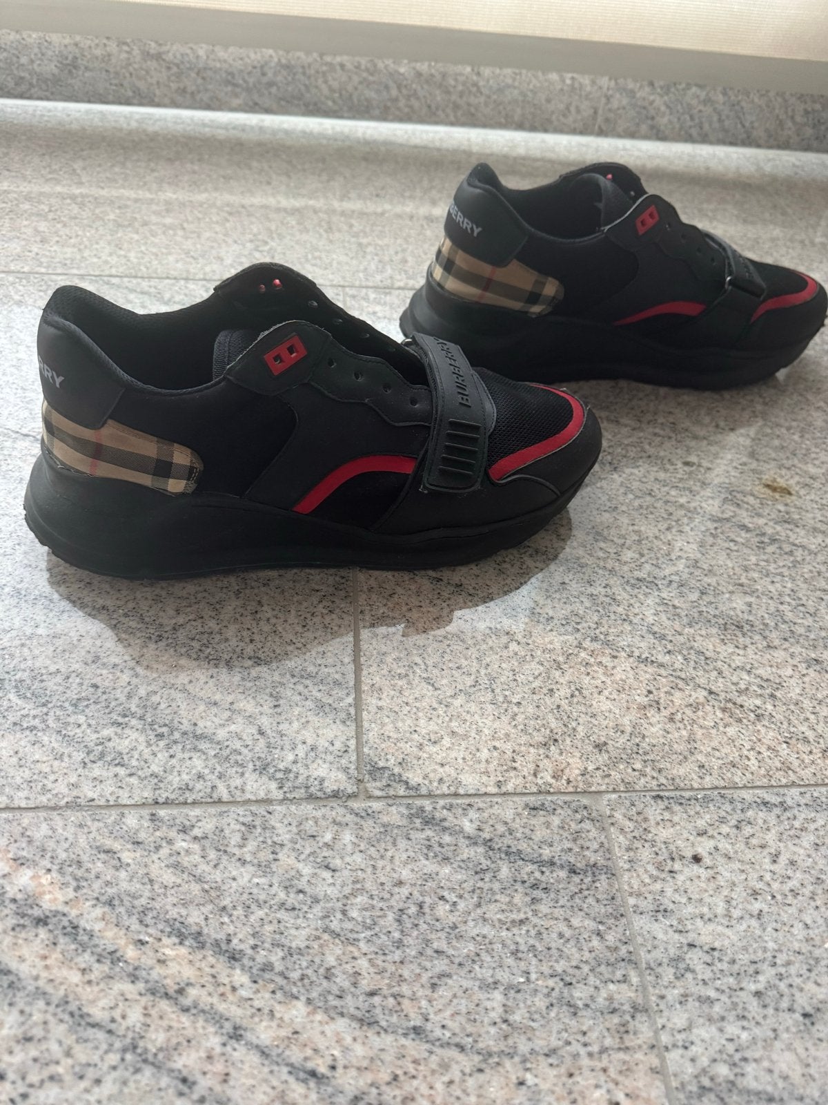 Burberry Sneakers Zwart met Rood en Geruit Detail maat 42, Ophalen of Verzenden, Zo goed als nieuw, Zwart, Sneakers of Gympen