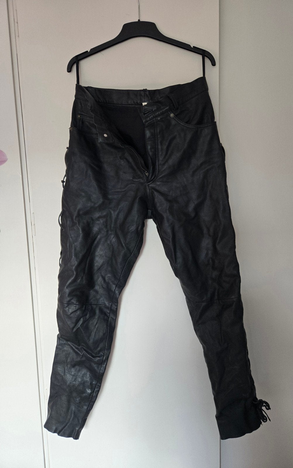 Zwarte leren broek met vetersluiting - Maat 50, Onbekend, Maat 48/50 (M), Zwart, Ophalen of Verzenden