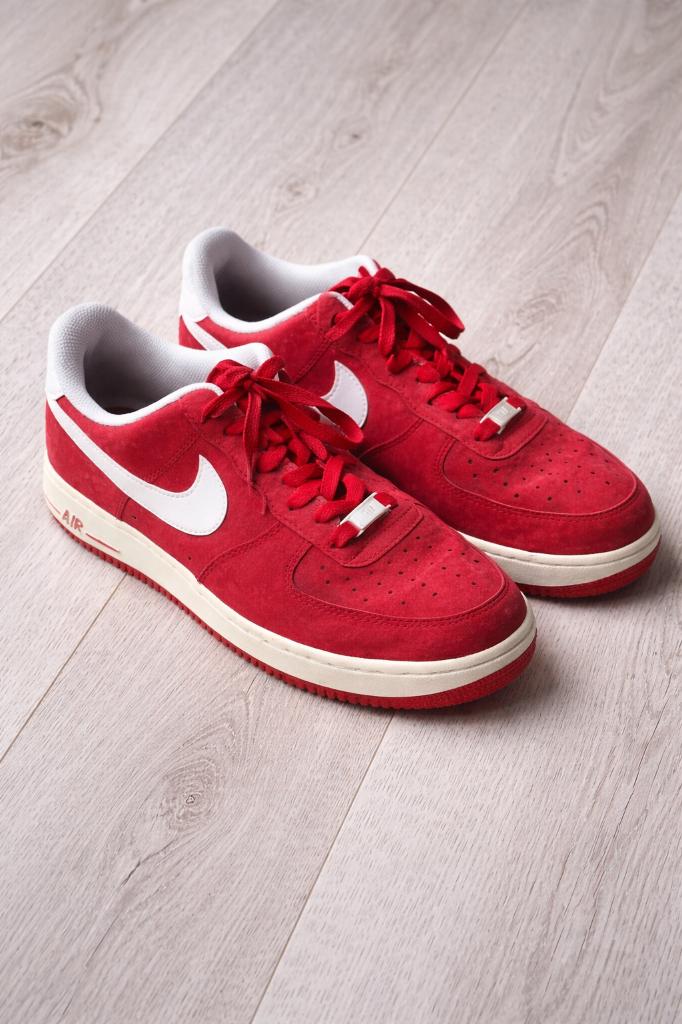 Nike Air Force 1 Low Rood Suede EU 42 / US 8.5, Kleding | Heren, Schoenen, Overige kleuren, Verzenden, Nike Air, Sneakers of Gympen