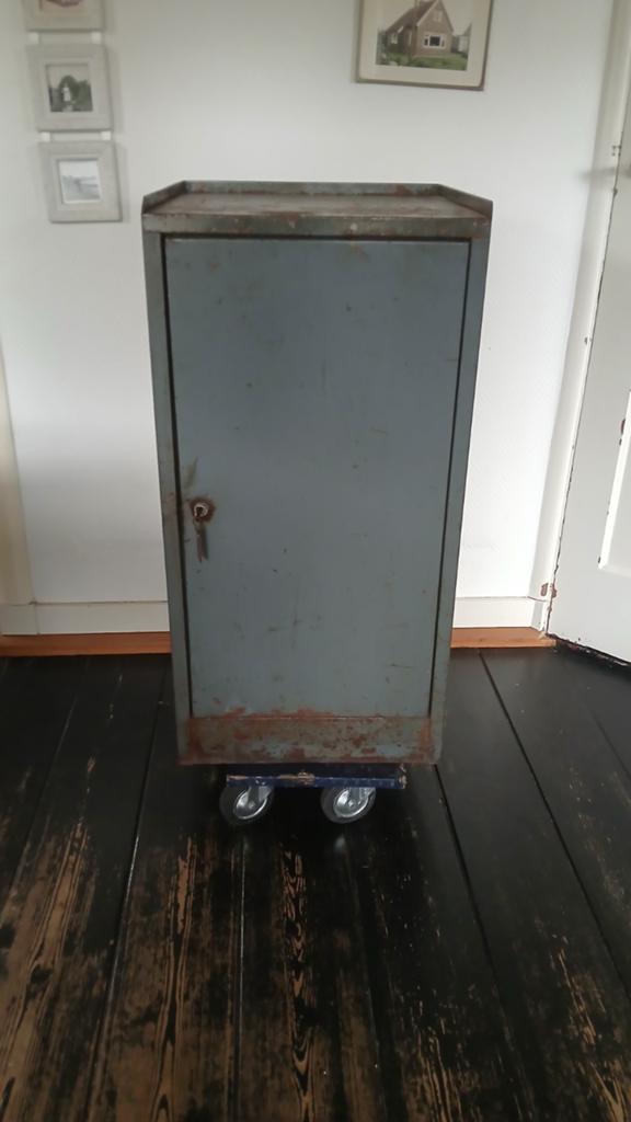 Retro metalen kastje met lade, Ophalen
