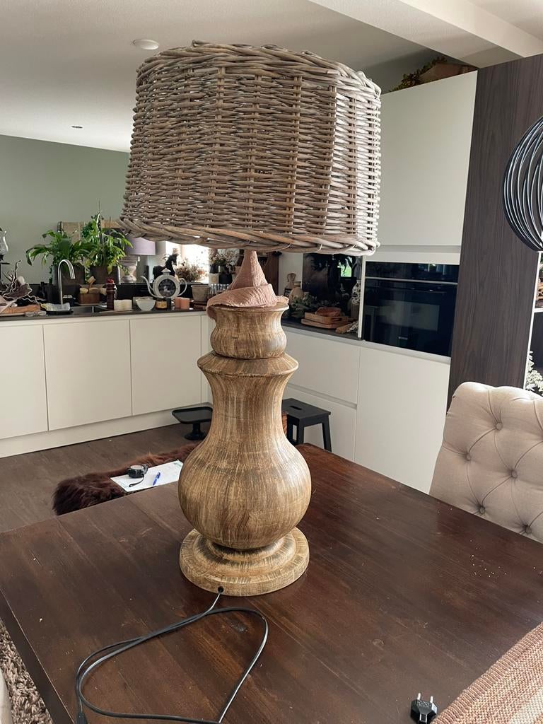Landelijke en stoere grote houten balusterlamp, Huis en Inrichting, Lampen | Tafellampen, Ophalen, Landeliijk stoer en sober, Gebruikt