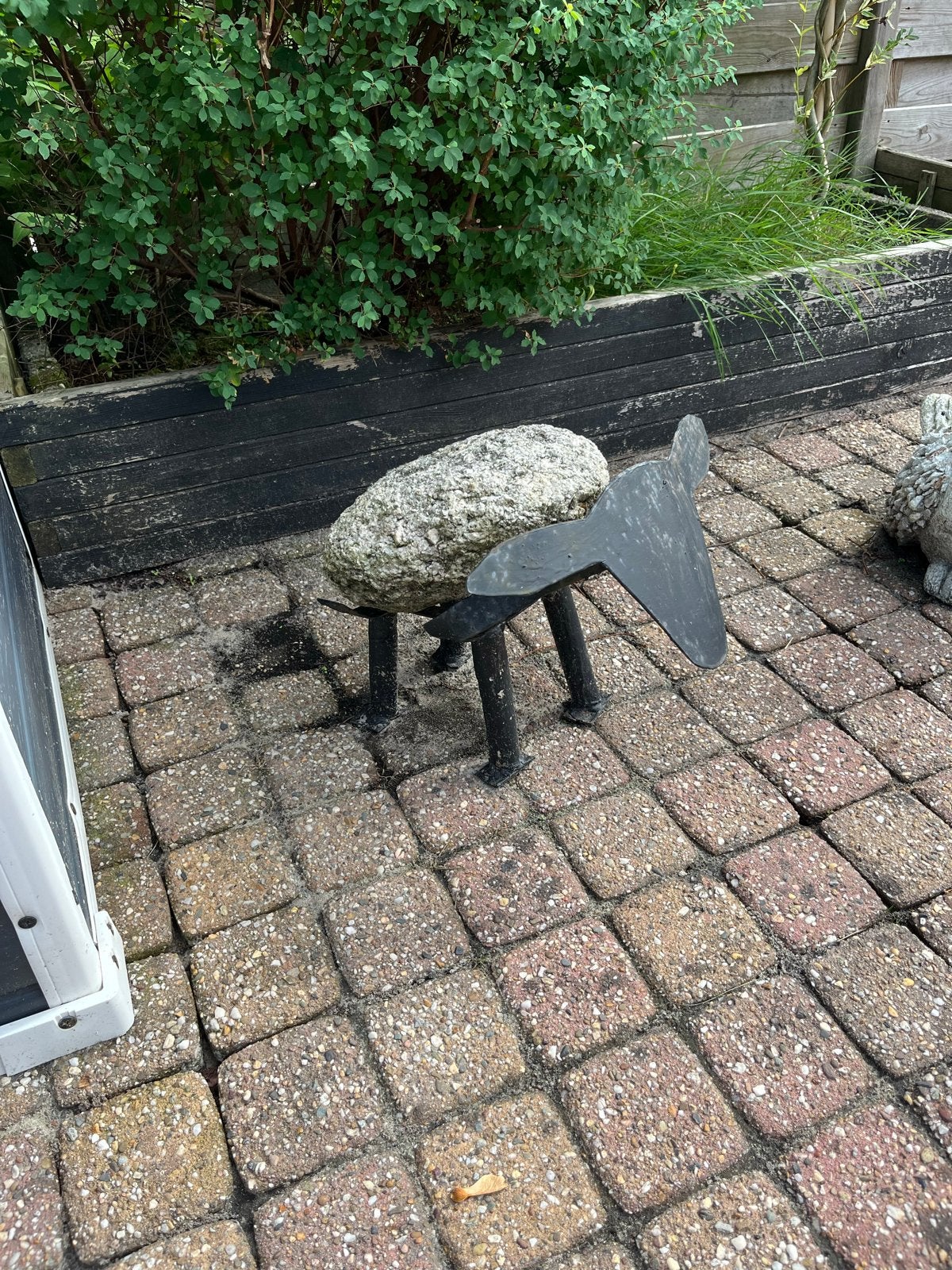Decoratieve steen op metalen poten - Tuinbeeld schaap., Tuin en Terras, Tuinbeelden, Ophalen, Gebruikt, Steen, Abstract beeld