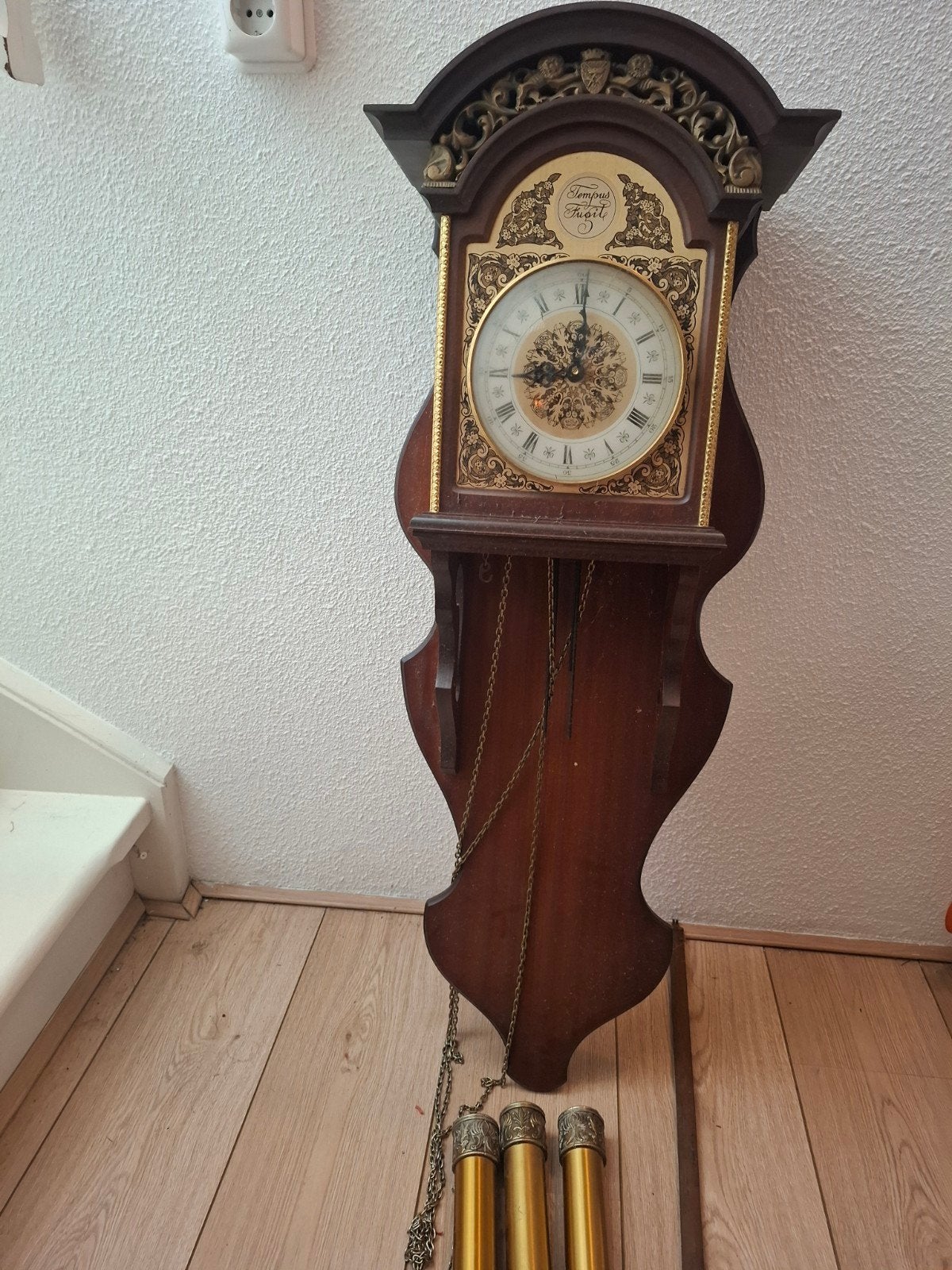Antieke wandklok met slinger en gewichten, Ophalen