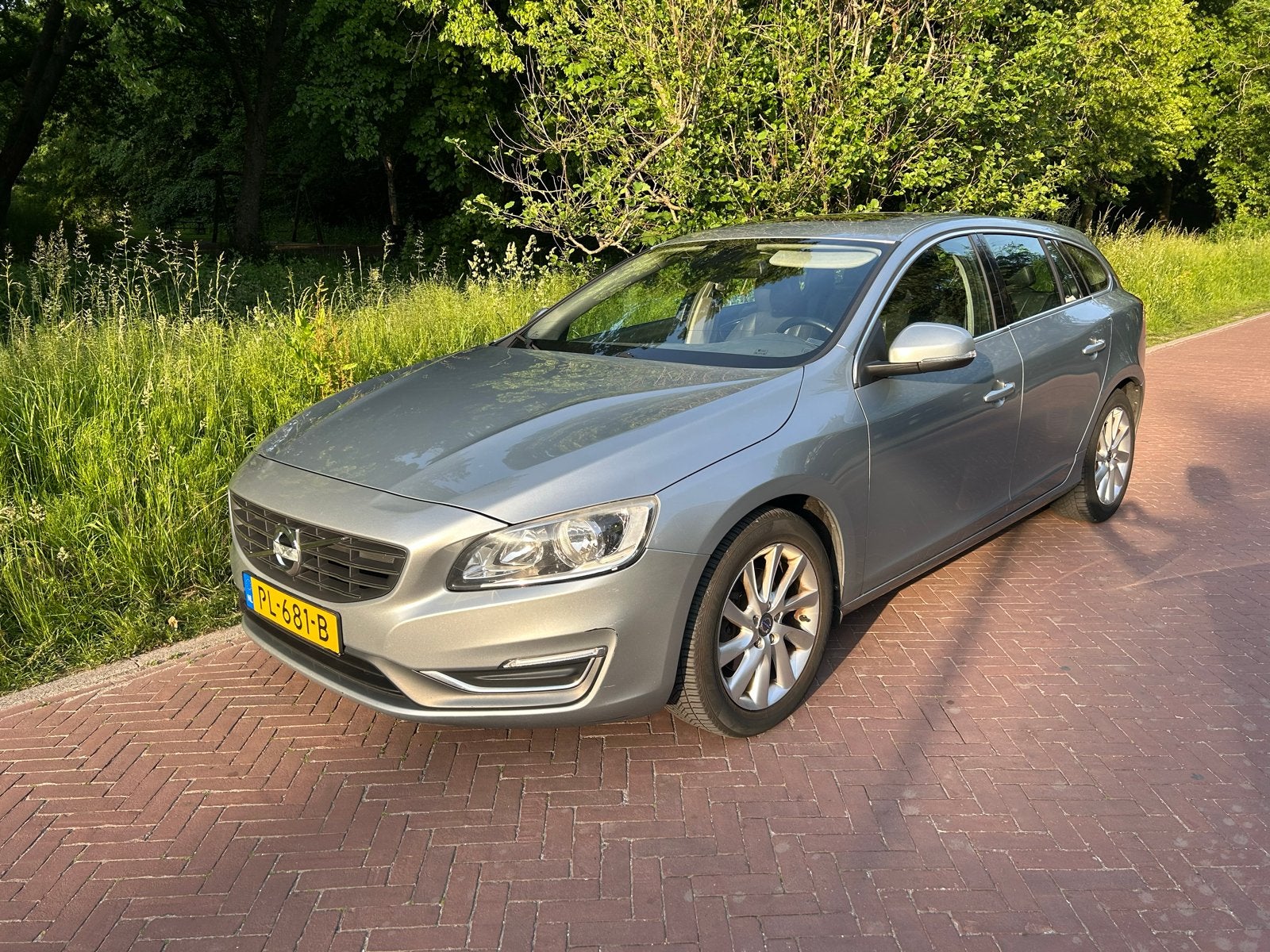 Volvo V60 D2 115pk Start/stop 2013 Grijs, Auto's, Volvo, Voorwielaandrijving, 4 cilinders, 1435 kg, Particulier