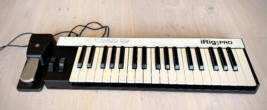 IK Multimedia iRig Keys Pro MIDI key +.Pedaal, Muziek en Instrumenten, Midi-apparatuur, Zo goed als nieuw, Ophalen of Verzenden