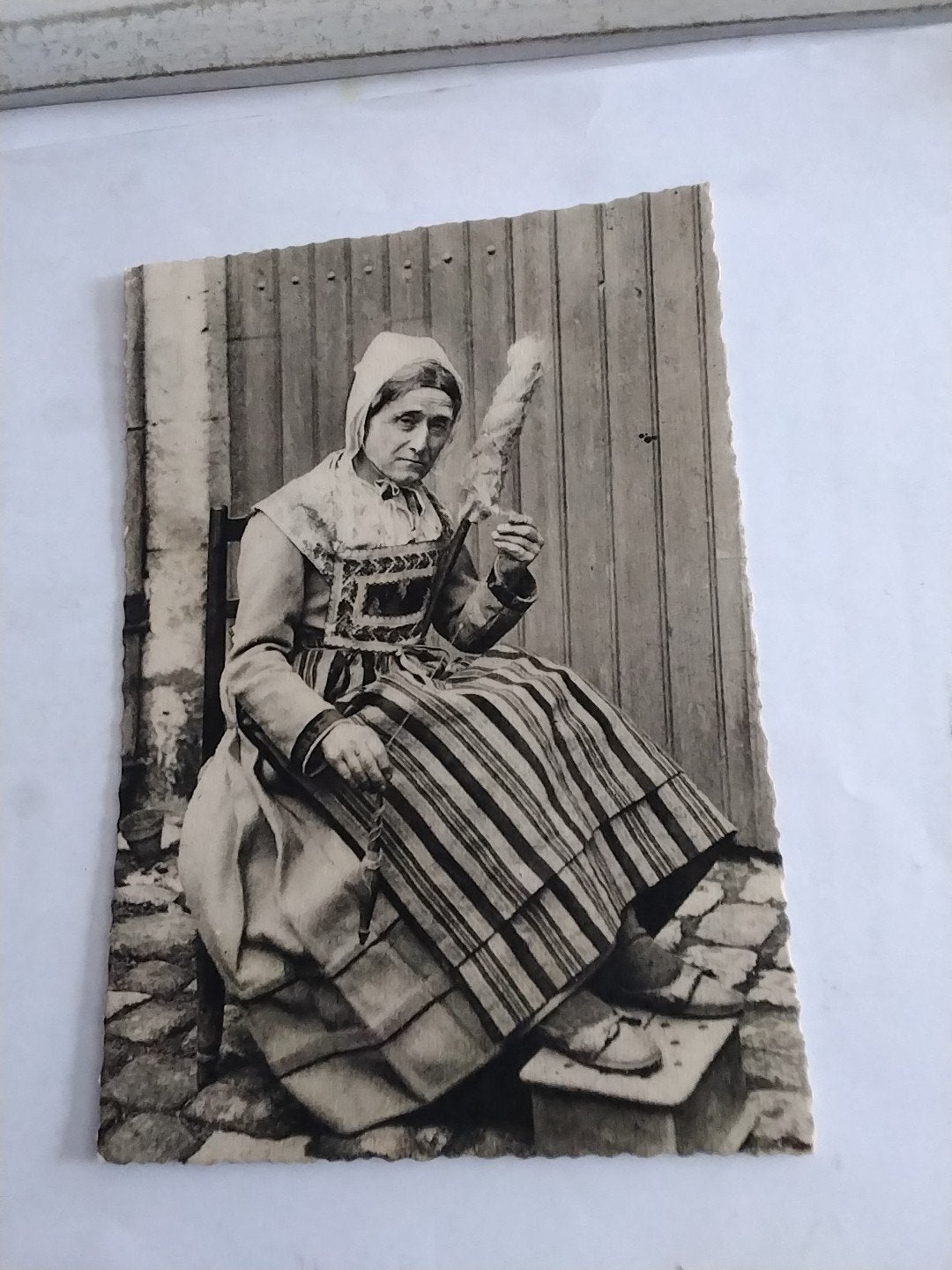 Oude Franse Ansichtkaart: Vrouw met Spinklos, Ophalen of Verzenden, Voor 1920, Gelopen
