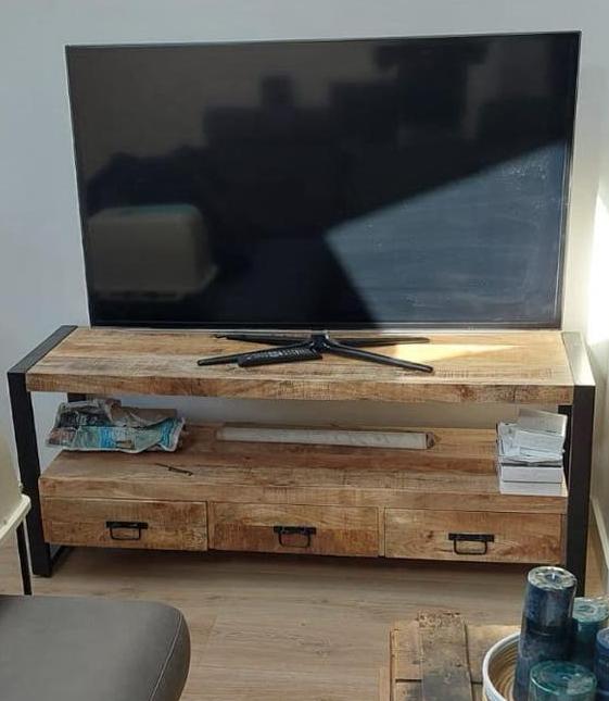 Mango hout tv meubel, Huis en Inrichting, Kasten | Televisiemeubels, Ophalen, 150 tot 200 cm, Zo goed als nieuw, Minder dan 100 cm