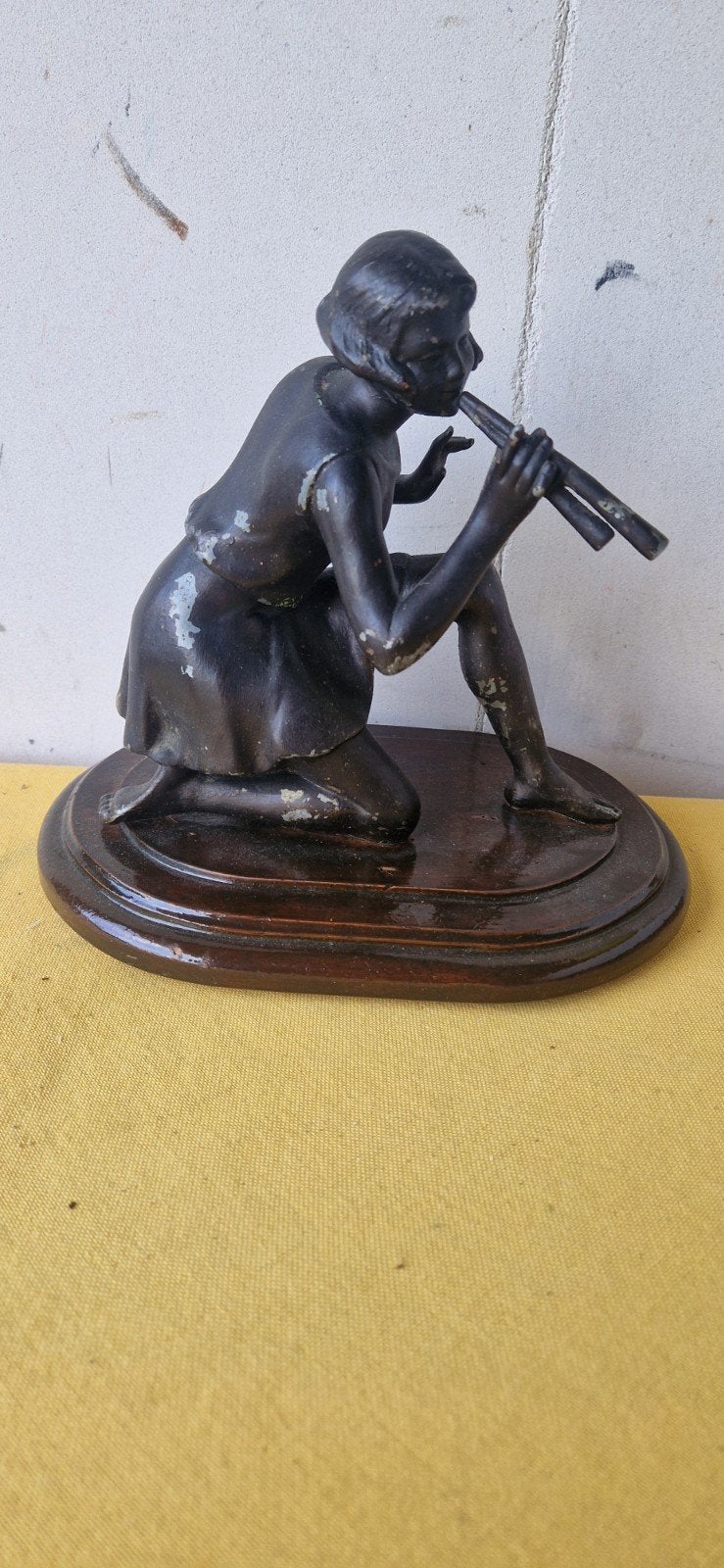 Vintage bronzen beeldje van fluitspelende jongen op sokkel, Gepatineerd, Ophalen of Verzenden, Brons, 20 - 50 cm