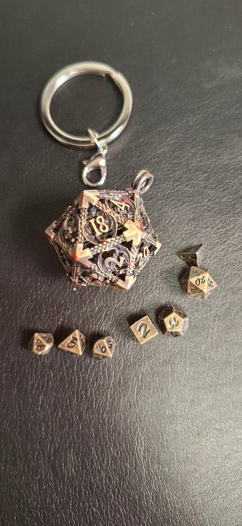 D&D D20 Sleutelhanger met Mini Metalen Dobbelstenen Set, Onbekend, Overige soorten, Ophalen of Verzenden, Zo goed als nieuw