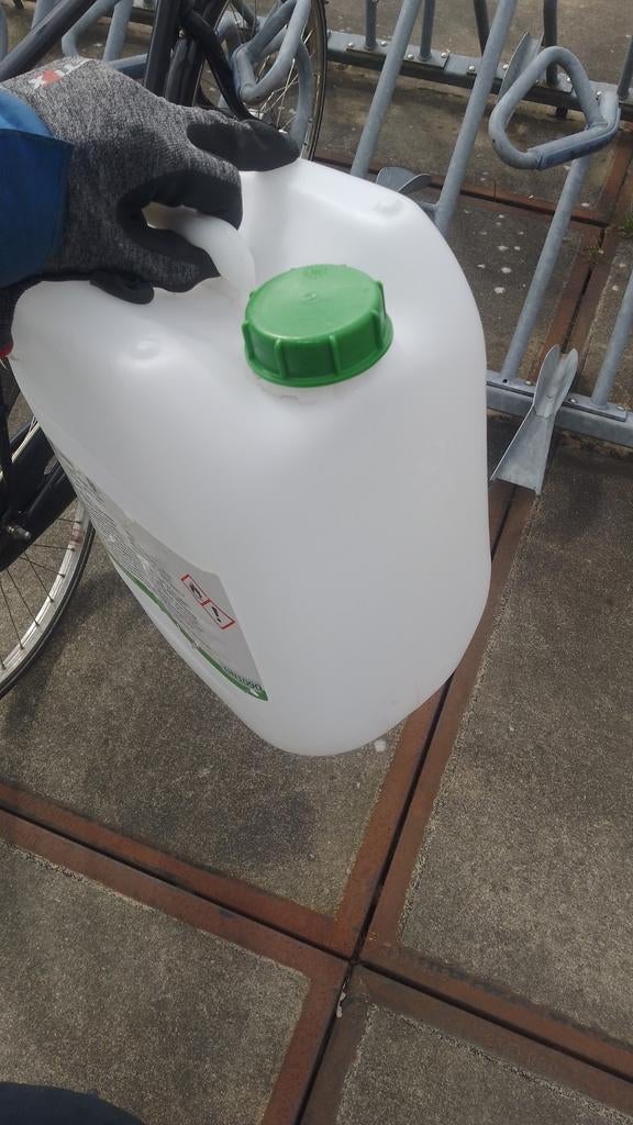 Lege jerrycan, Ophalen