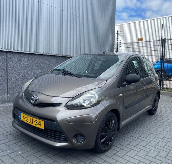 Toyota Aygo 1.0 12V Vvt-i 5DRS 2013 , airco,apk, nap,, Voorwielaandrijving, Electronic Stability Program (ESP), Zwart, Bruin