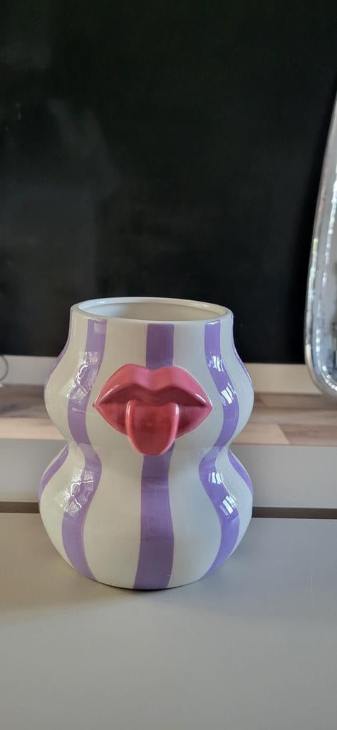 Unieke Vaas met Lippen Design - Paars/Wit Gestreept, Huis en Inrichting, Woonaccessoires | Vazen, Ophalen, Overige kleuren, Aardewerk of Porselein