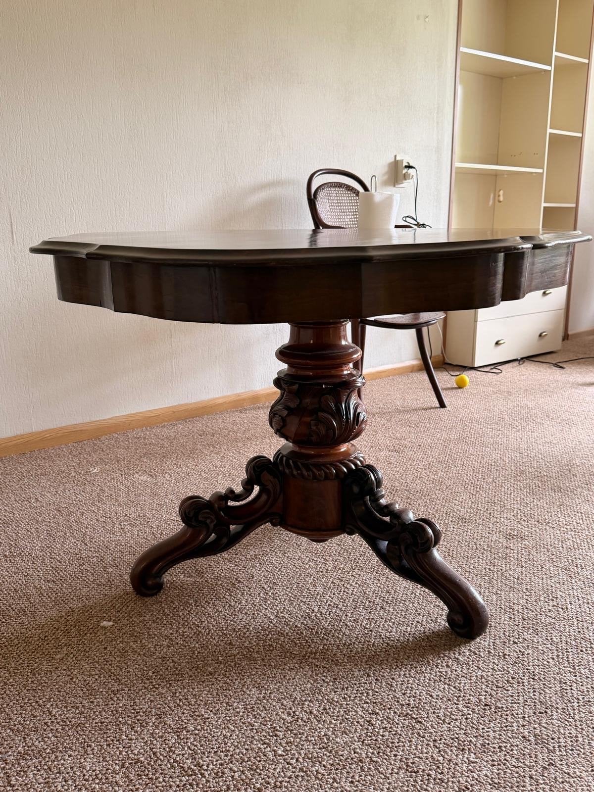 Antieke houten tafel met sierlijke poot, Ophalen