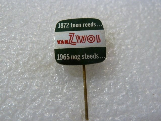 Van Zwoll Speldje - 1872 toen reeds... 1965 nog steeds..., Verzamelen, Ophalen of Verzenden, Gebruikt, Merk, Speldje of Pin