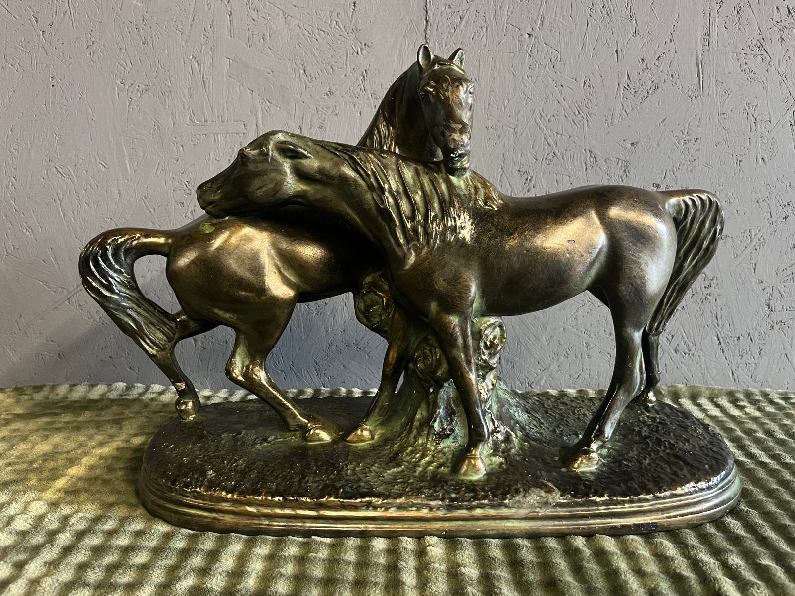 Decoratief paardenbeeld op ovale voet brocante vintage, Ophalen