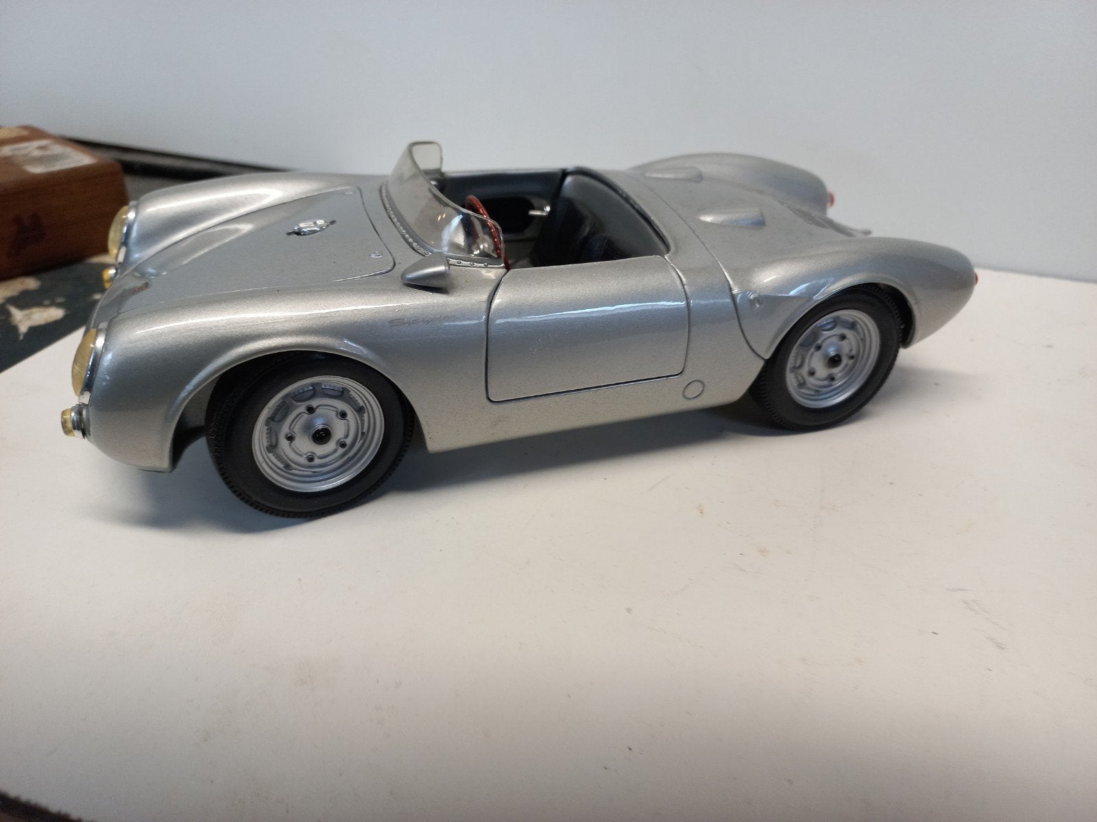 Porsche 550 Spyder schaalmodel - Zilver, Ophalen of Verzenden, Gebruikt, Auto, Overige merken