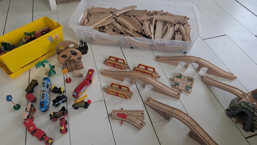 Grote set Brio en andere houten treinen en sporen, Ophalen, Gebruikt