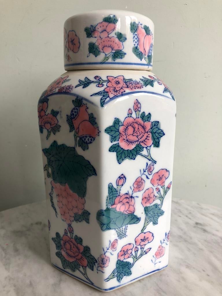 Vintage Chinese porseleinen dekselpot met druiven/rozen H 24, Antiek en Kunst, Antiek | Vazen, Ophalen of Verzenden