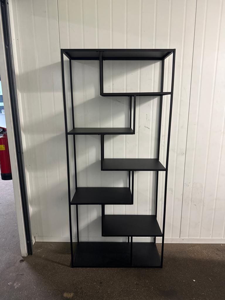 Zwart metalen wandrek met asymmetrische planken, Met plank(en), Zo goed als nieuw, Metaal, 150 tot 200 cm