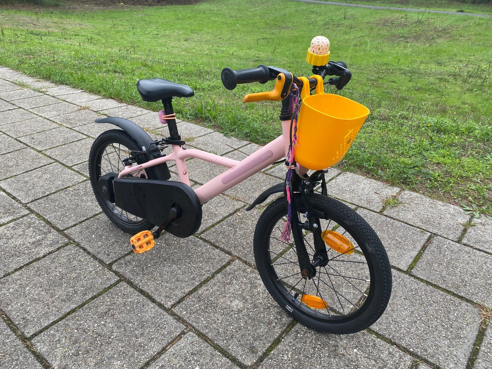 B’TWIN 16 inch kinderfiets roze – 4-6 jaar – mandje & bel, Ophalen, Zo goed als nieuw, 16 tot 20 inch