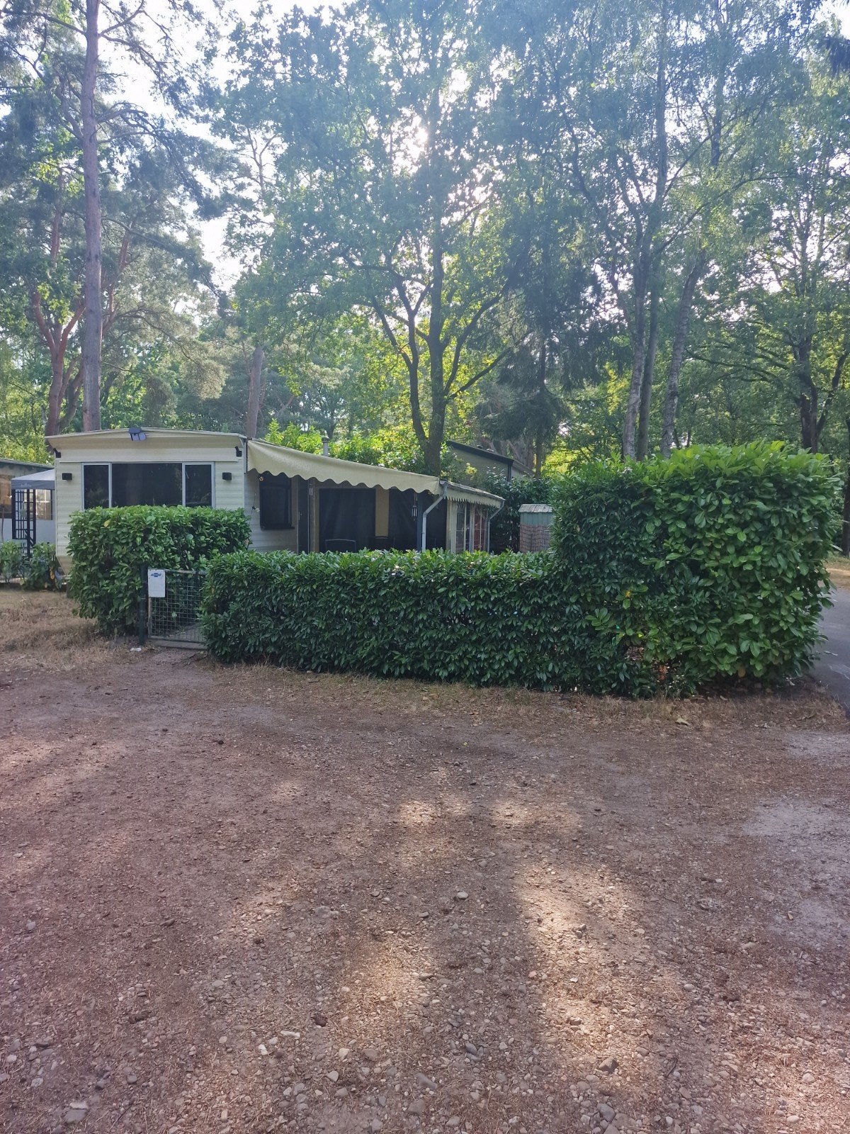 Mooie instapklare caravan op camping kikmolen