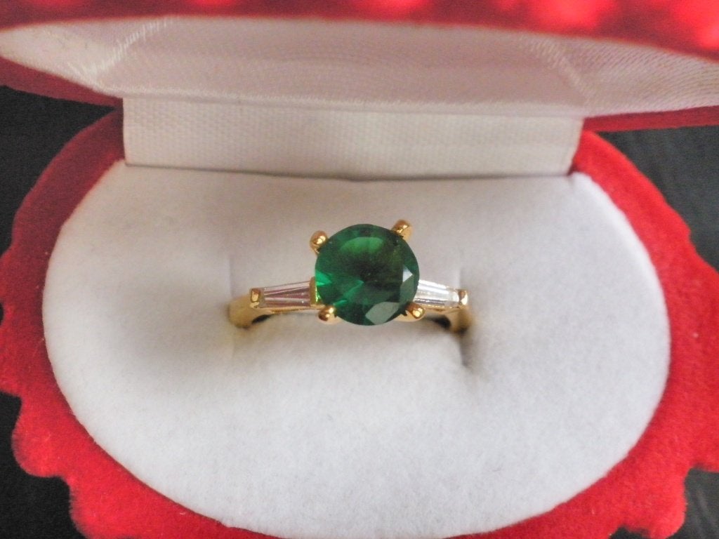 Mooie Aparte Goud Doublé Ring met Groene steen en wit krista, Verzenden, Zilver, Ring, Verguld