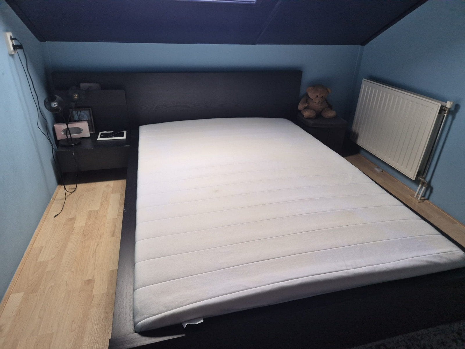 Ikea Tweepersoonsbed 140x200cm met matras en nachtkastje, Ophalen, Zwart, Tweepersoons, 140 cm