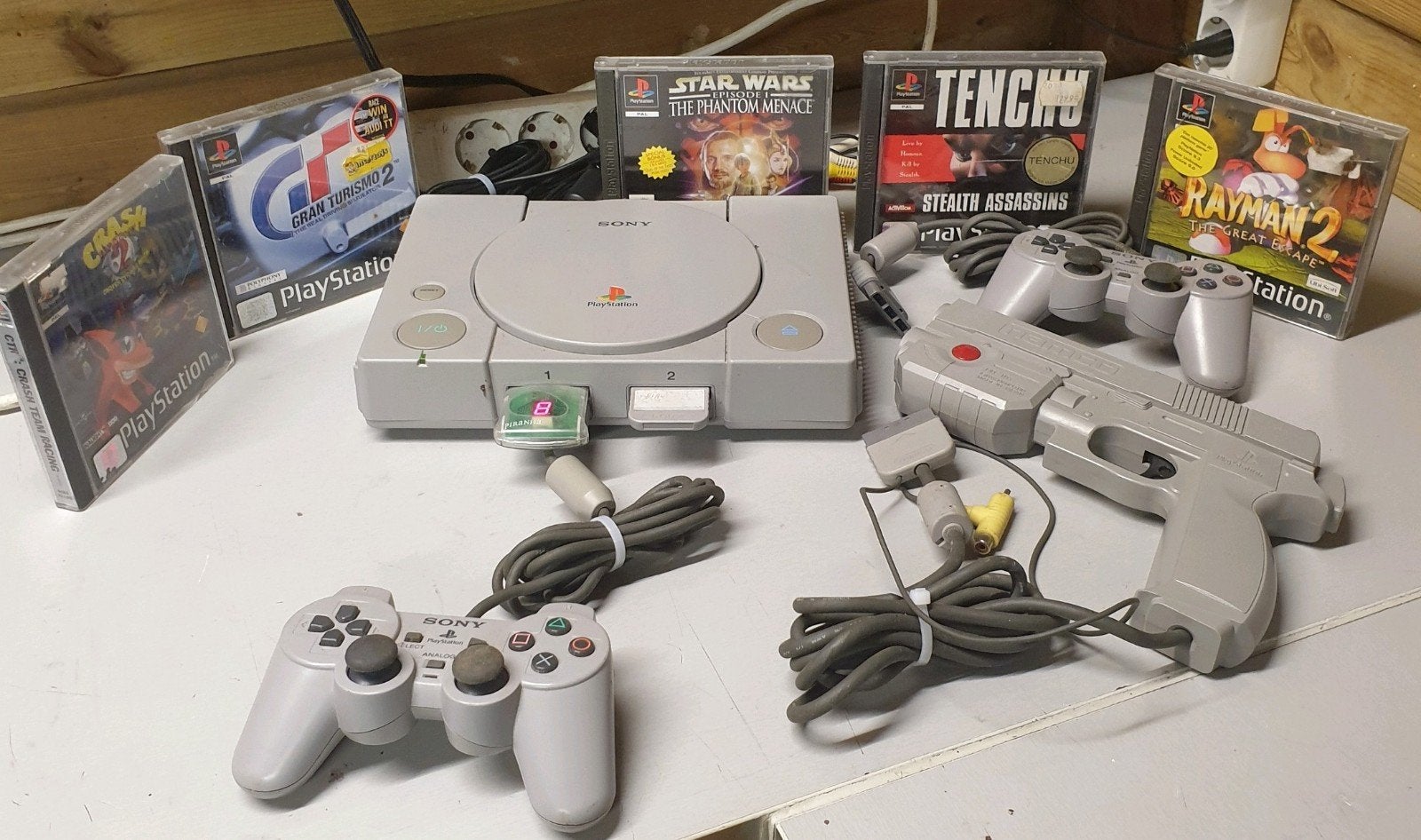 Sony playstation 1 + 2 controllers 6 games + pistool, Spelcomputers en Games, Ophalen of Verzenden, Gebruikt, Met 2 controllers