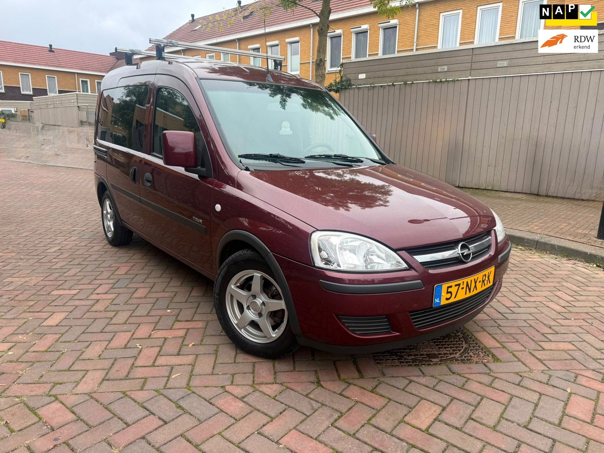 Opel Tour 1.6 Comfort *5 Persoons*, Auto's, Gebruikt, 4 cilinders, Elektrische ramen, Origineel Nederlands
