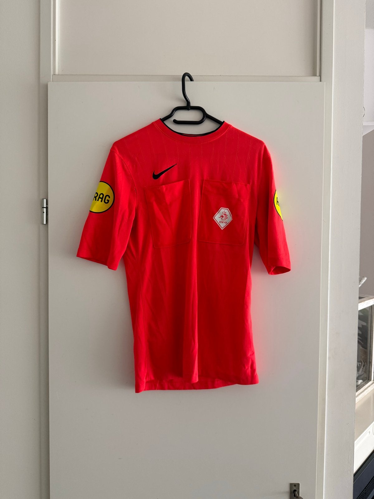 Nike KNVB Scheidsrechtersshirt Rood Maat S, Kleding | Heren, Ophalen of Verzenden, Gedragen, Rood, Overige typen