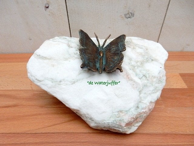 083*Bronzen vlinder op steen (Boven €75 geen verzendkosten), Tuin en Terras, Tuinbeelden, Ophalen of Verzenden, Nieuw, Overige materialen