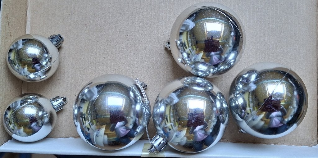 6 zilverkleurige kerstballen 4 groot, 2 klein., Diversen, Ophalen of Verzenden, Gebruikt