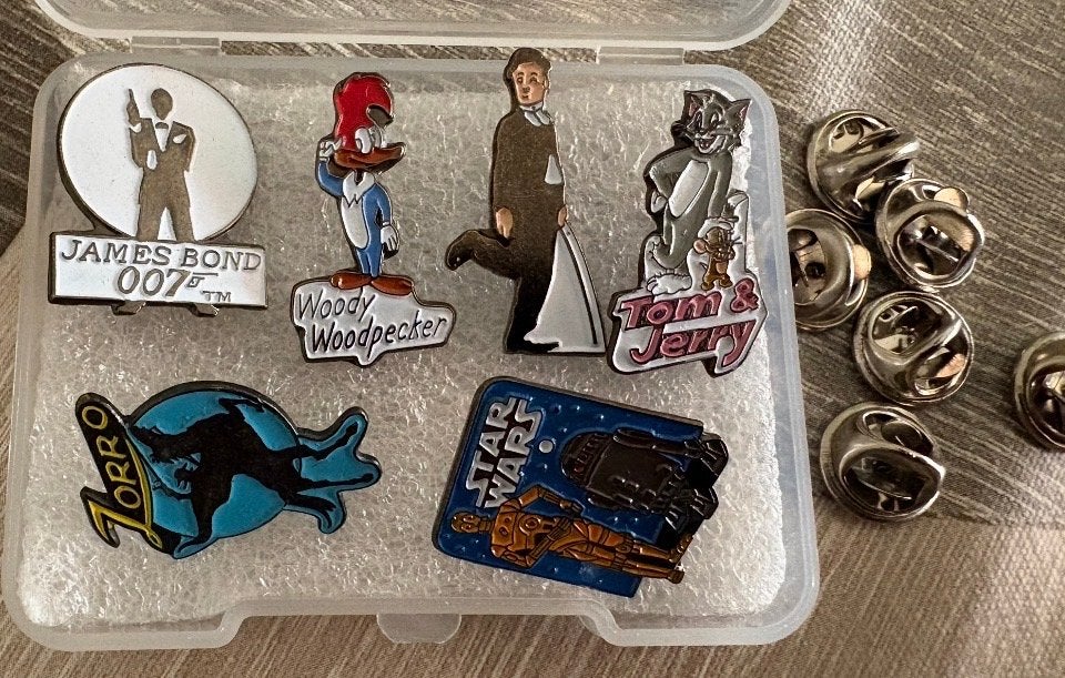 Verzameling van 6 unieke pins: James Bond, Woody Woodpecker, Ophalen of Verzenden, Zo goed als nieuw, Figuurtje, Speldje of Pin