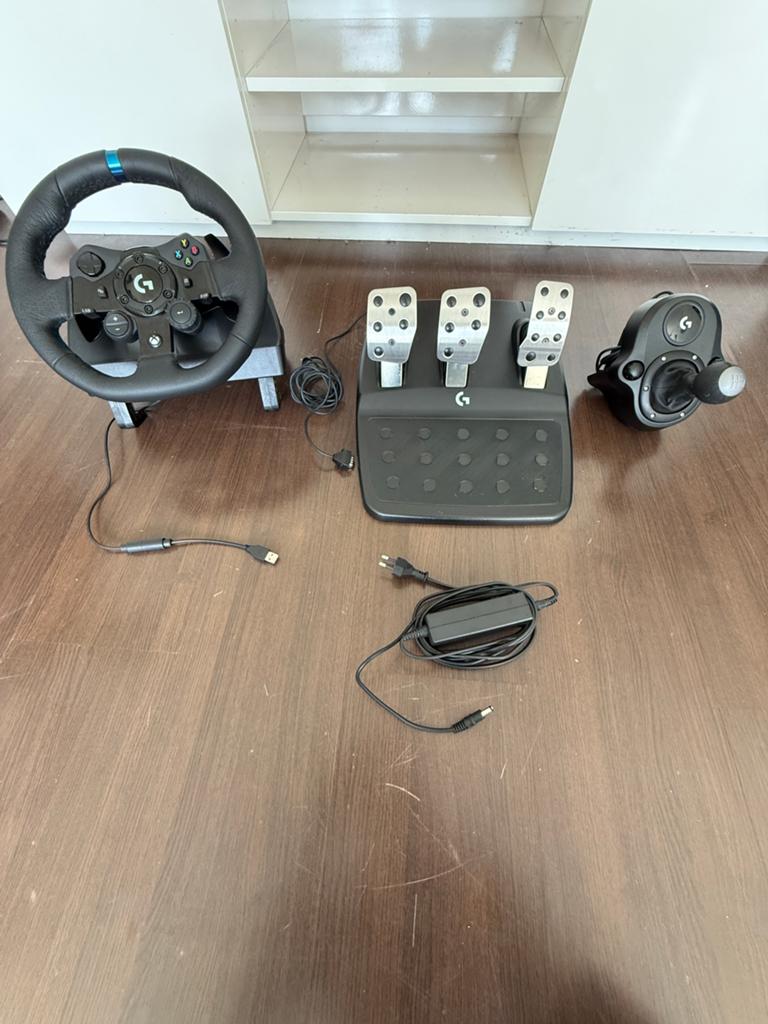 Logitech G923 racing sim set, Spelcomputers en Games, Spelcomputers | Xbox | Accessoires, Ophalen, Zo goed als nieuw, Stuurtje of Sportattribuut