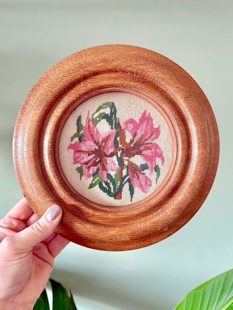 Vintage rond geborduurd bloemen lijstje wanddecoratie, Ophalen of Verzenden, Gebruikt