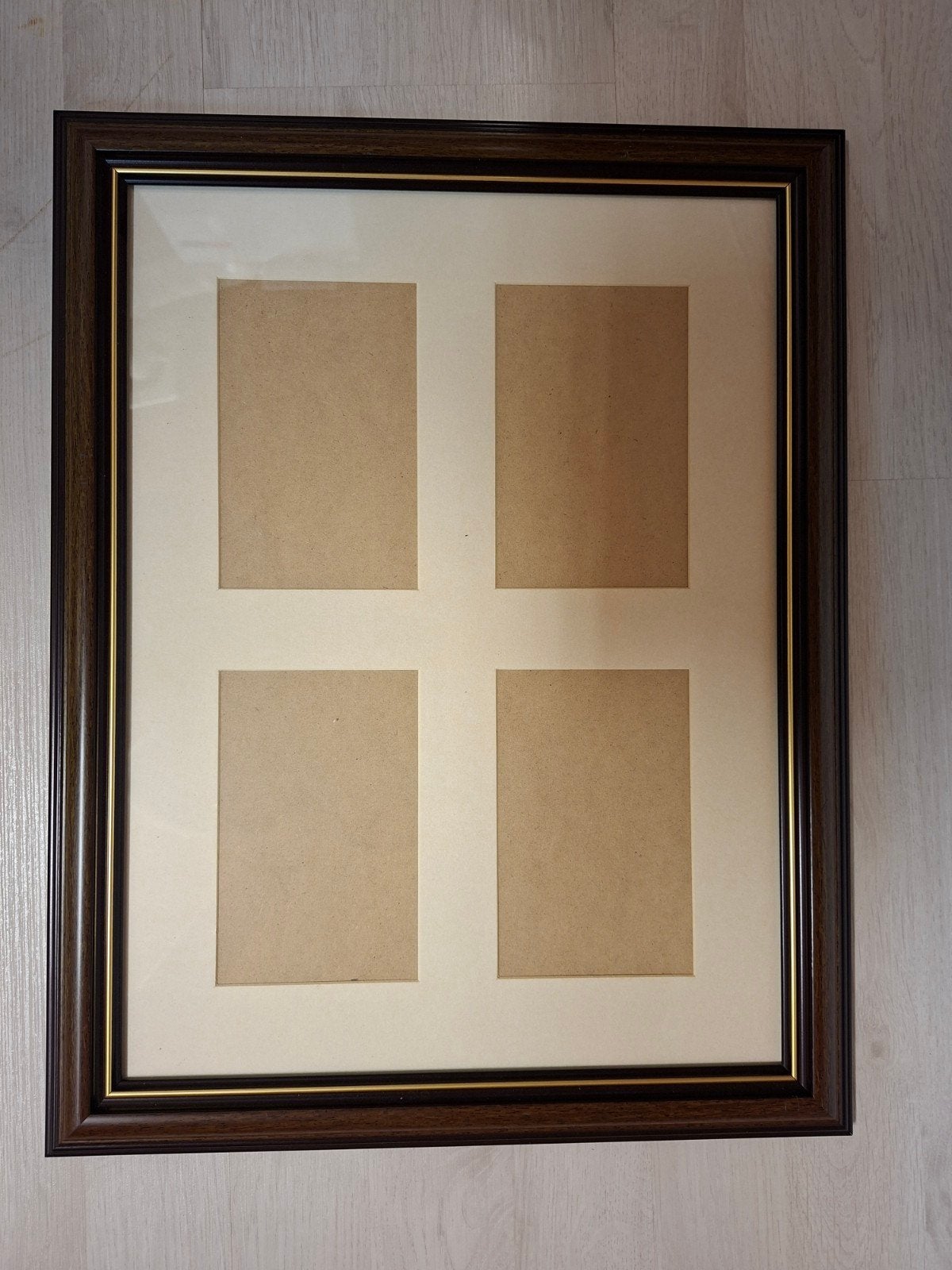 2 st Donkerbruine fotolijst met passe-partout voor 4 foto's, Huis en Inrichting, Ophalen, Bruin, Gebruikt, Met ophangsysteem