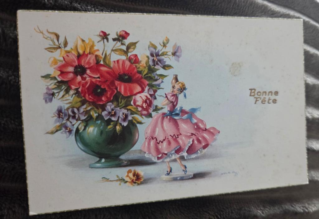 Dansende vrouw in roze jurk naast groene vaas bloemen, Verzamelen, Ansichtkaarten | Themakaarten, Verzenden, Ongelopen, Overige thema's