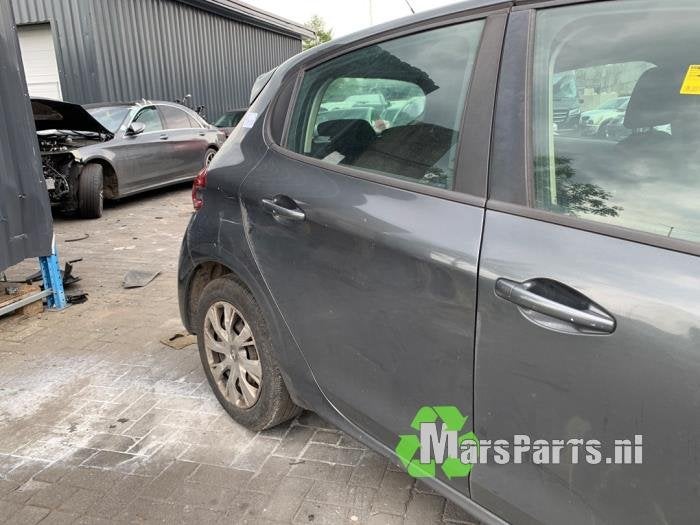 Portier 4Deurs rechts-achter van een Peugeot 208 (KTP), Gebruikt, -, Deur, -