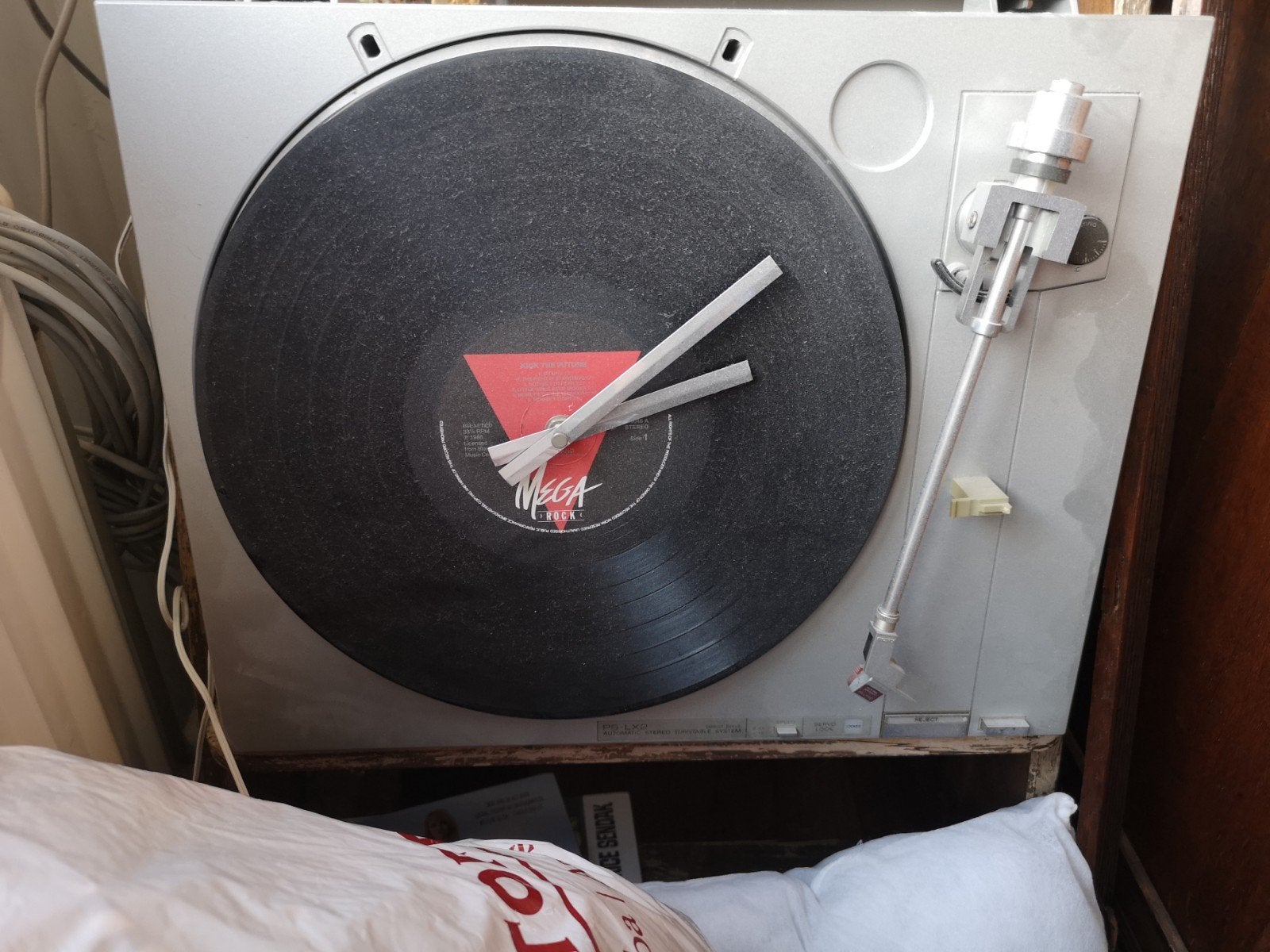 Unieke wandklok van gerecyclede platenspeler, Ophalen, Handgemaakt, Analoog, Retro