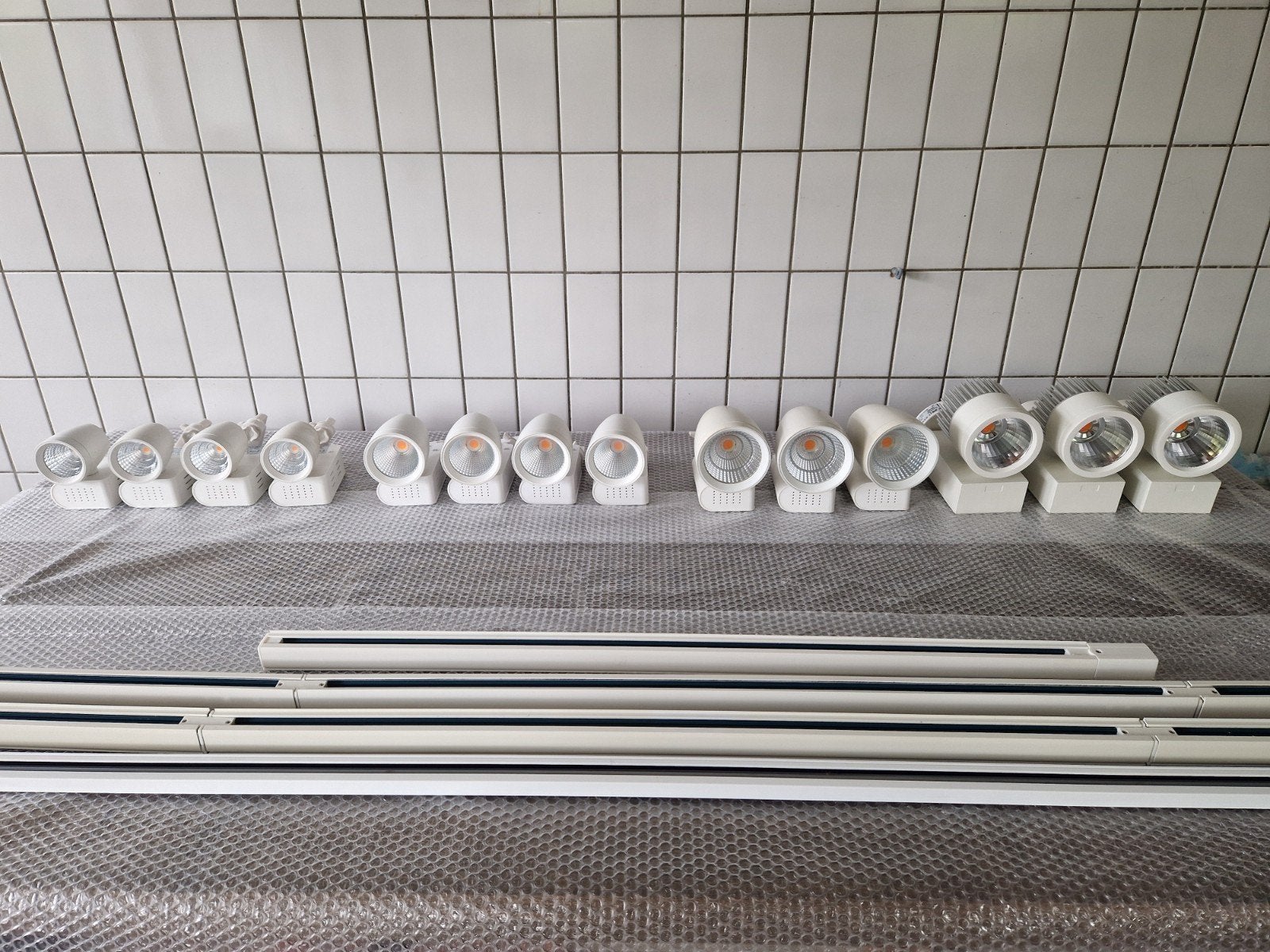 Foto 7 van Vleeslampen diverse maten met 10m geleiderail