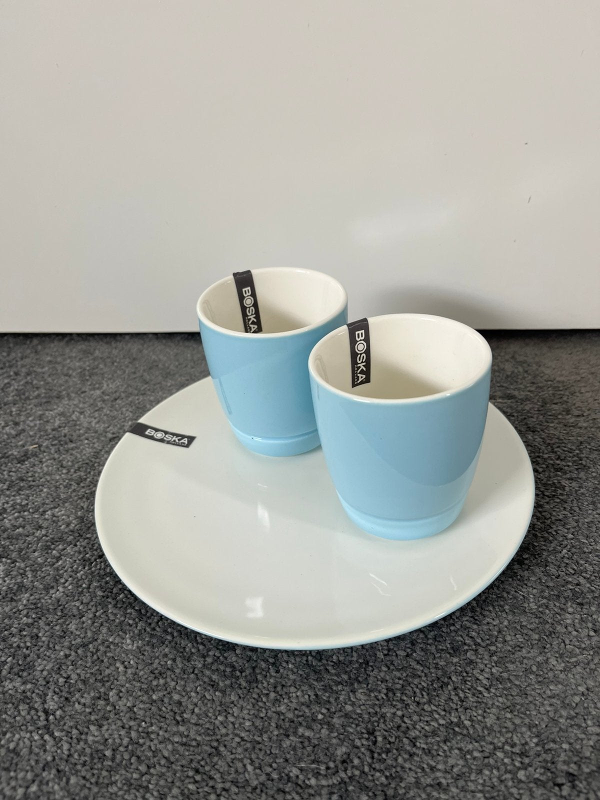 NIEUW - 1 bord en 2 mokken merk Boska, Ophalen of Verzenden, Nieuw, Overige stijlen, Bord(en)