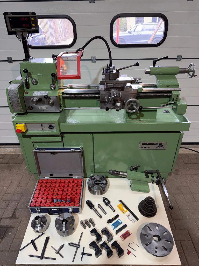 Ai Hembrug DR133 met digitale uitlezing en beschermkap, Ophalen of Verzenden, Gebruikt, Metaaldraaibank, 500 tot 1000 mm