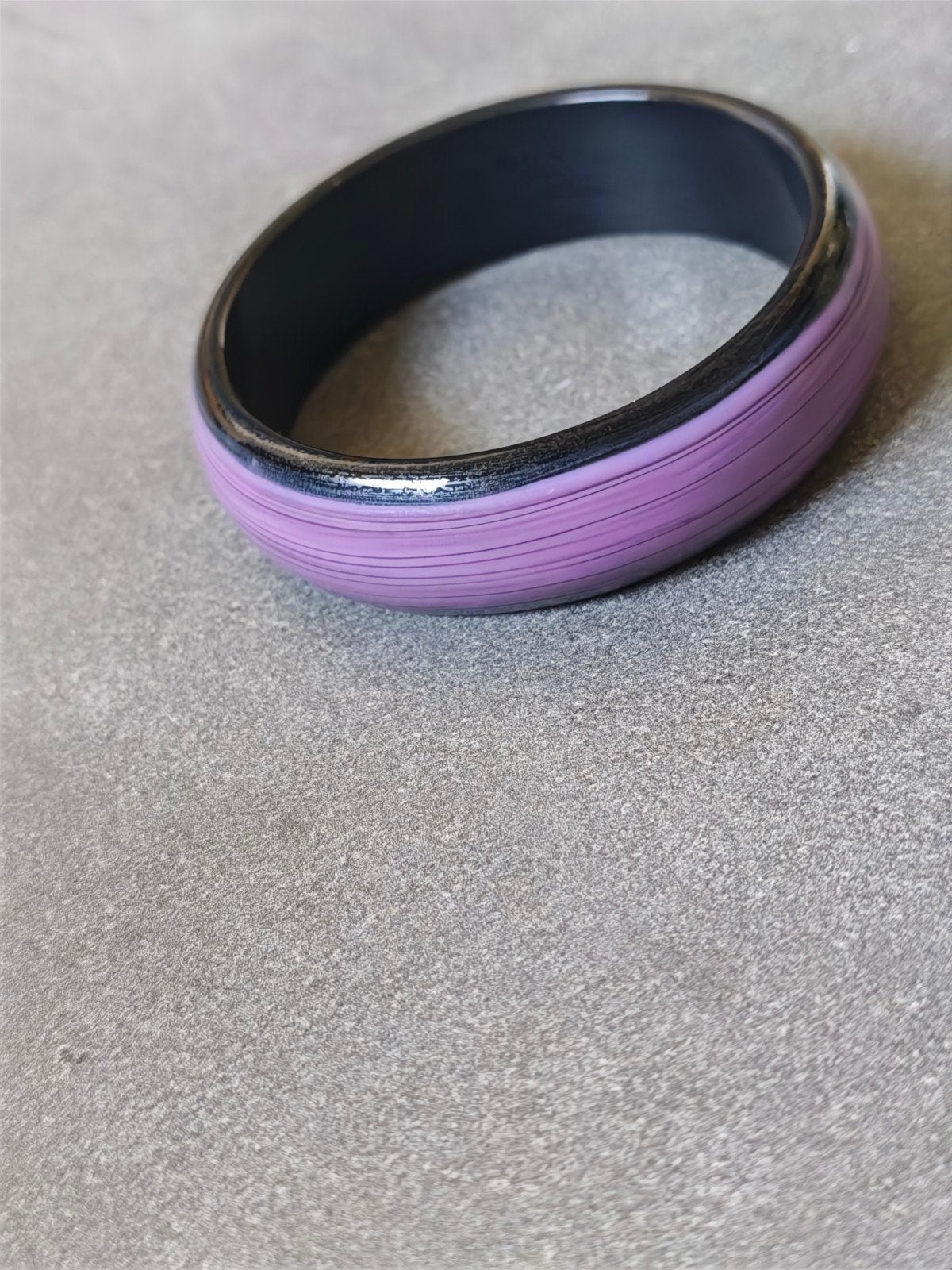 Vintage bangle armband paars zwart, Sieraden, Tassen en Uiterlijk, Armbanden, Ophalen of Verzenden, Zo goed als nieuw, Paars, Kunststof of Plastic