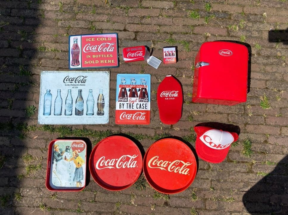 Coca-Cola verzameling: koelkast, dienbladen, borden, pet, Ophalen, Gebruikt