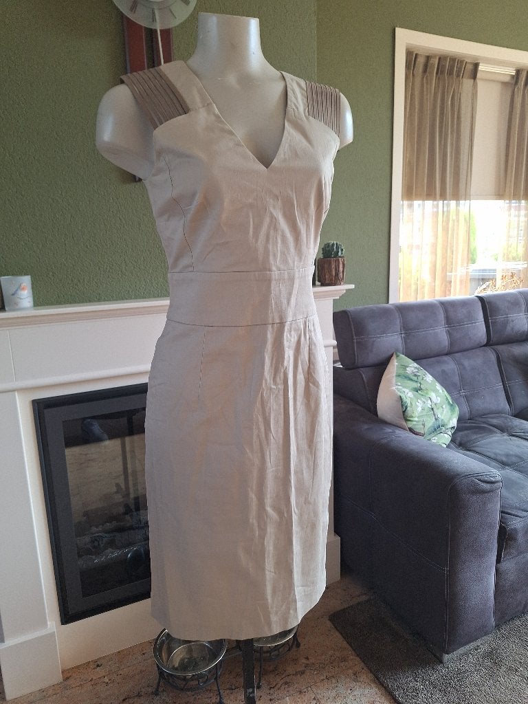 Sandro Ferrone beige jurk mooi schouder details IT 42 NL 38, Maat 38/40 (M), Verzenden, Beige, Sandro ferrone