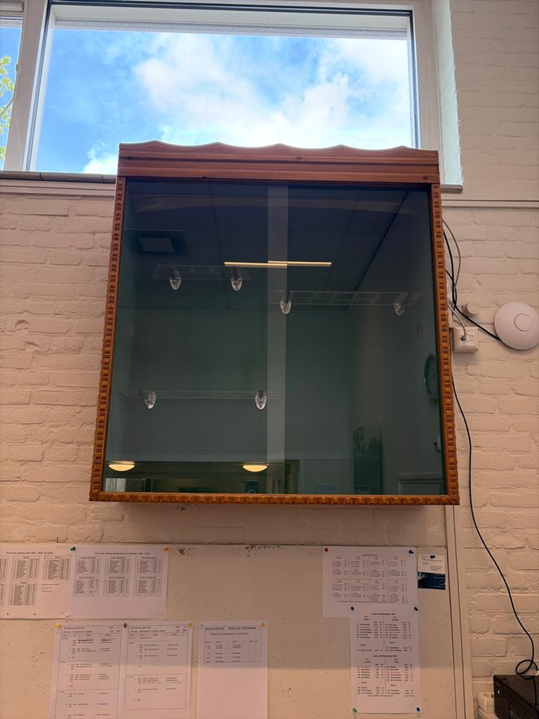 Glazen vitrinekast met houten frame, Ophalen of Verzenden, Zo goed als nieuw