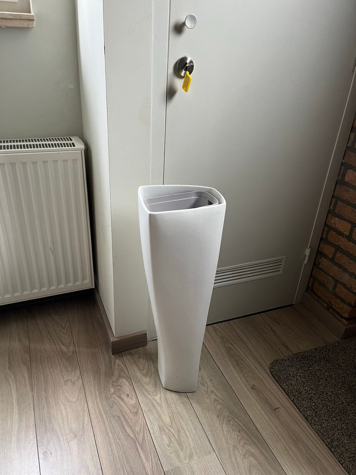 Witte vaas met modern design, Ophalen, Gebruikt, Wit, Overige materialen