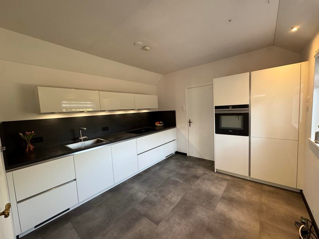 Moderne witte keuken met spoelbak, kraan en spotjes, Ophalen, Gebruikt, Wit, Enkelwandige keuken