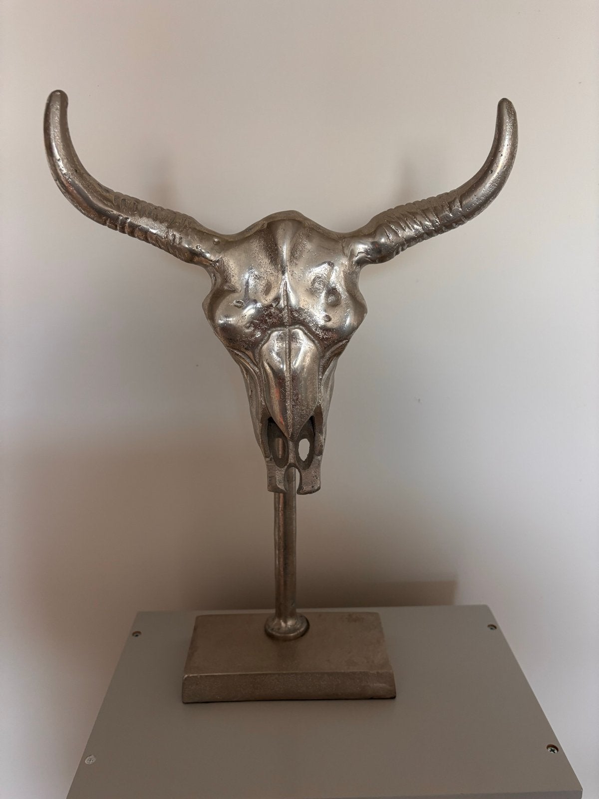 Zilverkleurige Stierschedel Sculptuur op Sokkel, Zilver, Ophalen of Verzenden, Zoogdier, 20 - 50 cm